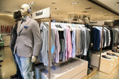 Johannesburg, Güney Afrika - 27 Nisan 2011: iç bir Up-Market erkekler moda giyim perakende mağazası
