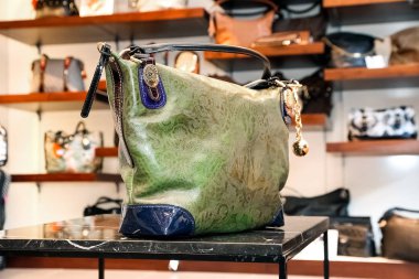 Johannesburg, Güney Afrika - 27 Nisan 2011: çanta bir Up-Market moda giyim perakende mağazası