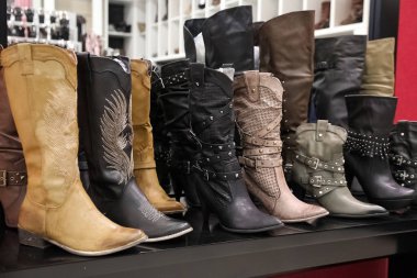 Johannesburg, Güney Afrika - 27 Nisan 2011: ayakkabı bir Up-Market moda giyim perakende mağazası