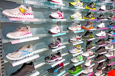 Johannesburg, Güney Afrika - 05 Temmuz 2011: iç moda ayakkabı perakende mağaza