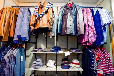 Johannesburg, Güney Afrika - 05 Temmuz 2011: iç moda giyim perakende mağazası