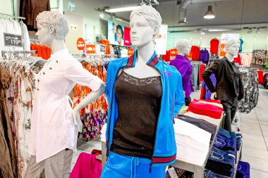 Johannesburg, Güney Afrika - 05 Temmuz 2011: iç moda giyim perakende mağazası