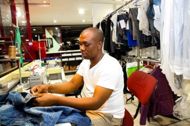 Johannesburg, Güney Afrika - 27 Nisan 2011: Afrika elbiselere kuru temizleyici tamir adam