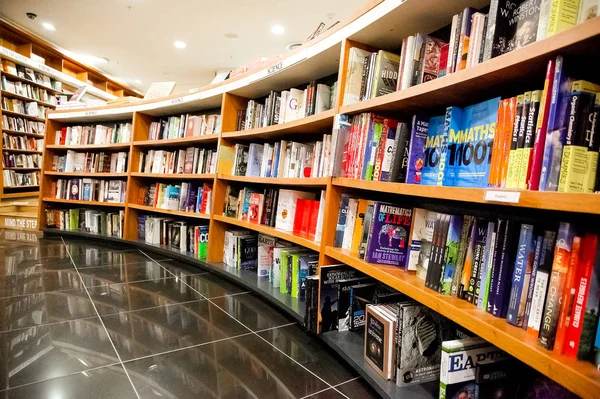 Johannesburg, Güney Afrika - 27 Nisan 2011: iç Up-Market perakende kitap deposunun