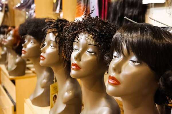 Фасбург, Южная Африка - 27 апреля 2011 года: Интерьер элитного магазина Wig Store
