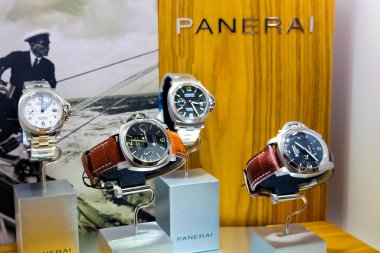 Johannesburg, Güney Afrika - 27 Nisan 2011: pahalı kol saatleri sergilenen Up-pazar perakende satış mağazası