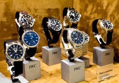 Johannesburg, Güney Afrika - 27 Nisan 2011: pahalı kol saatleri sergilenen Up-pazar perakende satış mağazası