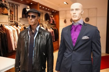 Johannesburg, Güney Afrika - 27 Nisan 2011: iç bir Up-Market erkekler moda giyim perakende mağazası