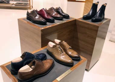Johannesburg, Güney Afrika - 27 Nisan 2011: ayakkabı bir Up-Market moda giyim perakende mağazası
