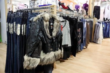 Johannesburg, Güney Afrika - 27 Nisan 2011: iç bir Up-Market kadının moda giyim perakende mağazası