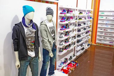 Johannesburg, Güney Afrika - 05 Temmuz 2011: iç moda ayakkabı perakende mağaza