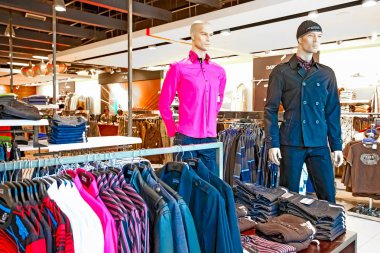 Johannesburg, Güney Afrika - 05 Temmuz 2011: iç moda giyim perakende mağazası