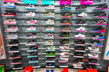 Johannesburg, Güney Afrika - 05 Temmuz 2011: iç moda ayakkabı perakende mağaza