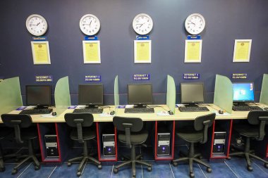Bir alışveriş merkezinde bir internet kafe Johannesburg, Güney Afrika - 05 Temmuz 2011: iç içinde
