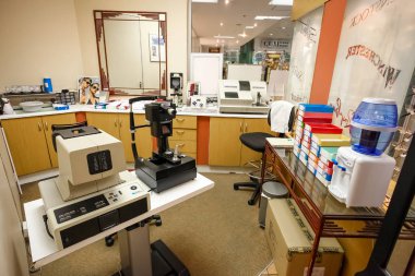 Bir alışveriş merkezinde bir Optometrist Johannesburg, Güney Afrika - 05 Temmuz 2011: iç içinde