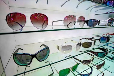 Bir alışveriş merkezinde bir Optometrist Johannesburg, Güney Afrika - 05 Temmuz 2011: iç içinde
