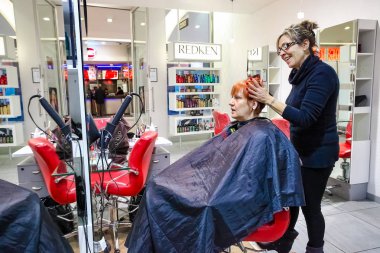 Bir alışveriş merkezinde bir güzellik salonu Johannesburg, Güney Afrika - 05 Temmuz 2011: iç içinde