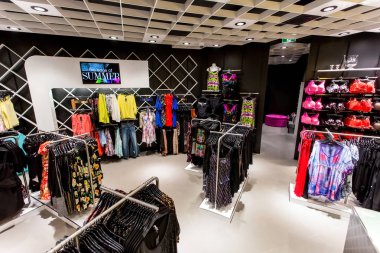 Johannesburg, Güney Afrika - 09 Ekim 2013: artı boyutu Giyim Mağaza şehir Chic Sandton şehrinde