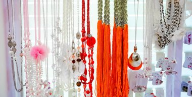 Johannesburg, Güney Afrika - 05 Temmuz 2011: kostüm takı bir alışveriş merkezinde bir perakende mağaza