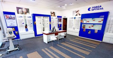 Bir alışveriş merkezinde bir Optometrist Johannesburg, Güney Afrika - 05 Temmuz 2011: iç içinde