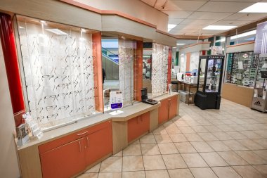 Bir alışveriş merkezinde bir Optometrist Johannesburg, Güney Afrika - 05 Temmuz 2011: iç içinde