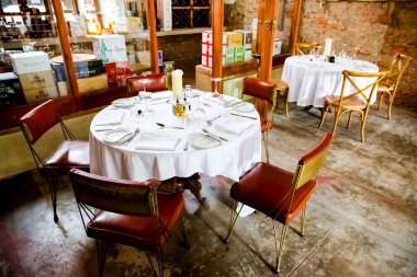 Johannesburg, Güney Afrika - 21 Şubat 2011: iç in Retro Bistro restoranda Sandton up-pazar alanı