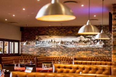 Booth tarzı restoran Diner Johannesburg, Güney Afrika - 07 Ağustos 2013: iç kahverengi iç