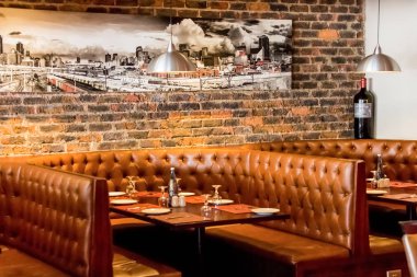 Booth tarzı restoran Diner Johannesburg, Güney Afrika - 07 Ağustos 2013: iç kahverengi iç