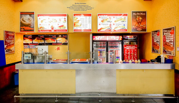 Фасбург, ЮАР - 05 июля 2011 года: Интерьер ресторана быстрого питания Take Out в Мэлл
