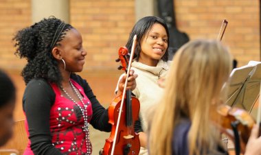 Johannesburg, Güney Afrika - 28 Ağustos 2010: Müzik okulu orkestrasında çeşitli gençler