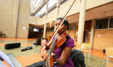 Johannesburg, Güney Afrika - 28 Ağustos 2010: Müzik okulu orkestrasında çeşitli gençler
