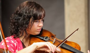 Johannesburg, Güney Afrika - 28 Ağustos 2010: Müzik okulu orkestrasında çeşitli gençler