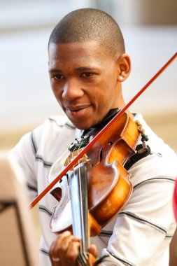 Johannesburg, Güney Afrika - 28 Ağustos 2010: Müzik okulu orkestrasında çeşitli gençler