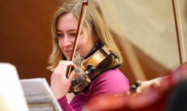 Johannesburg, Güney Afrika - 28 Ağustos 2010: Müzik okulu orkestrasında çeşitli gençler