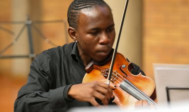 Johannesburg, Güney Afrika - 28 Ağustos 2010: Müzik okulu orkestrasında çeşitli gençler