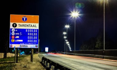 Johannesburg, Güney Afrika - 24 Ekim 2011: Otoyol İşaretleri Geceleri