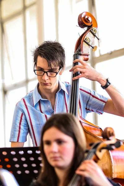 Johannesburg, Güney Afrika - 28 Ağustos 2010: Müzik okulu orkestrasında çeşitli gençler