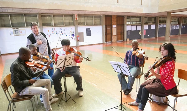 Johannesburg Sydafrika August 2010 Lärare Musik Skolan Orkester Klass — Stockfoto