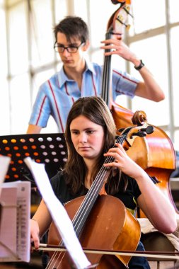 Johannesburg, Güney Afrika - 28 Ağustos 2010: Müzik okulu orkestrasında çeşitli gençler