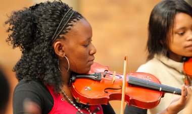 Johannesburg, Güney Afrika - 28 Ağustos 2010: Müzik okulu orkestrasında çeşitli gençler
