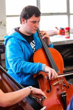 Johannesburg, Güney Afrika - 28 Ağustos 2010: Müzik okulu orkestrasında çeşitli gençler