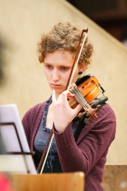 Johannesburg, Güney Afrika - 28 Ağustos 2010: Müzik okulu orkestrasında çeşitli gençler