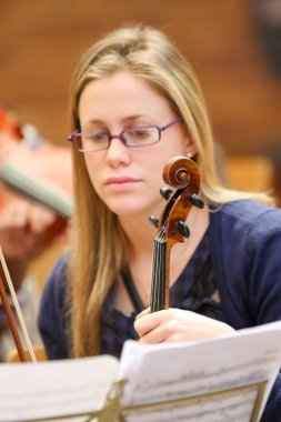 Johannesburg, Güney Afrika - 28 Ağustos 2010: Müzik okulu orkestrasında çeşitli gençler