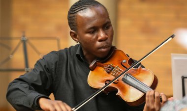 Johannesburg, Güney Afrika - 28 Ağustos 2010: Müzik okulu orkestrasında çeşitli gençler