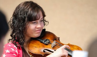 Johannesburg, Güney Afrika - 28 Ağustos 2010: Müzik okulu orkestrasında çeşitli gençler