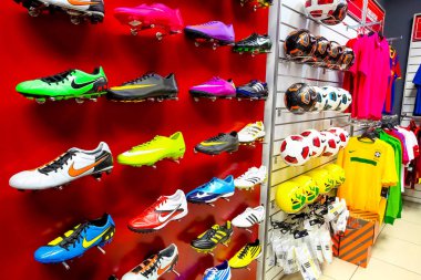 Johannesburg, Güney Afrika - 05 Temmuz 2011: iç moda ayakkabı perakende mağaza