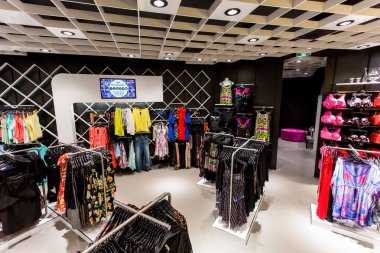 Johannesburg, Güney Afrika - 09 Ekim 2013: artı boyutu Giyim Mağaza şehir Chic Sandton şehrinde