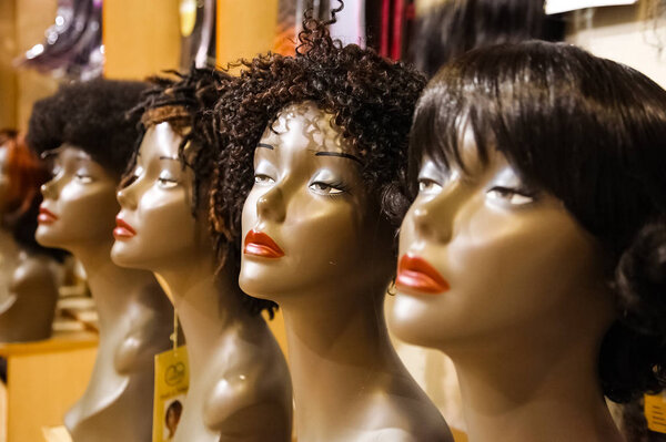 Фасбург, Южная Африка - 27 апреля 2011 года: Интерьер элитного магазина Wig Store
