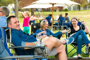 Johannesburg, Güney Afrika - 09 Mayıs 2015: insanlar bir açık gıda ve Şarap Festivali