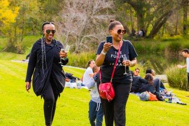 Johannesburg, Güney Afrika - 12 Mayıs 2018: çeşitli insanlar bir açık gıda ve Şarap Festivali